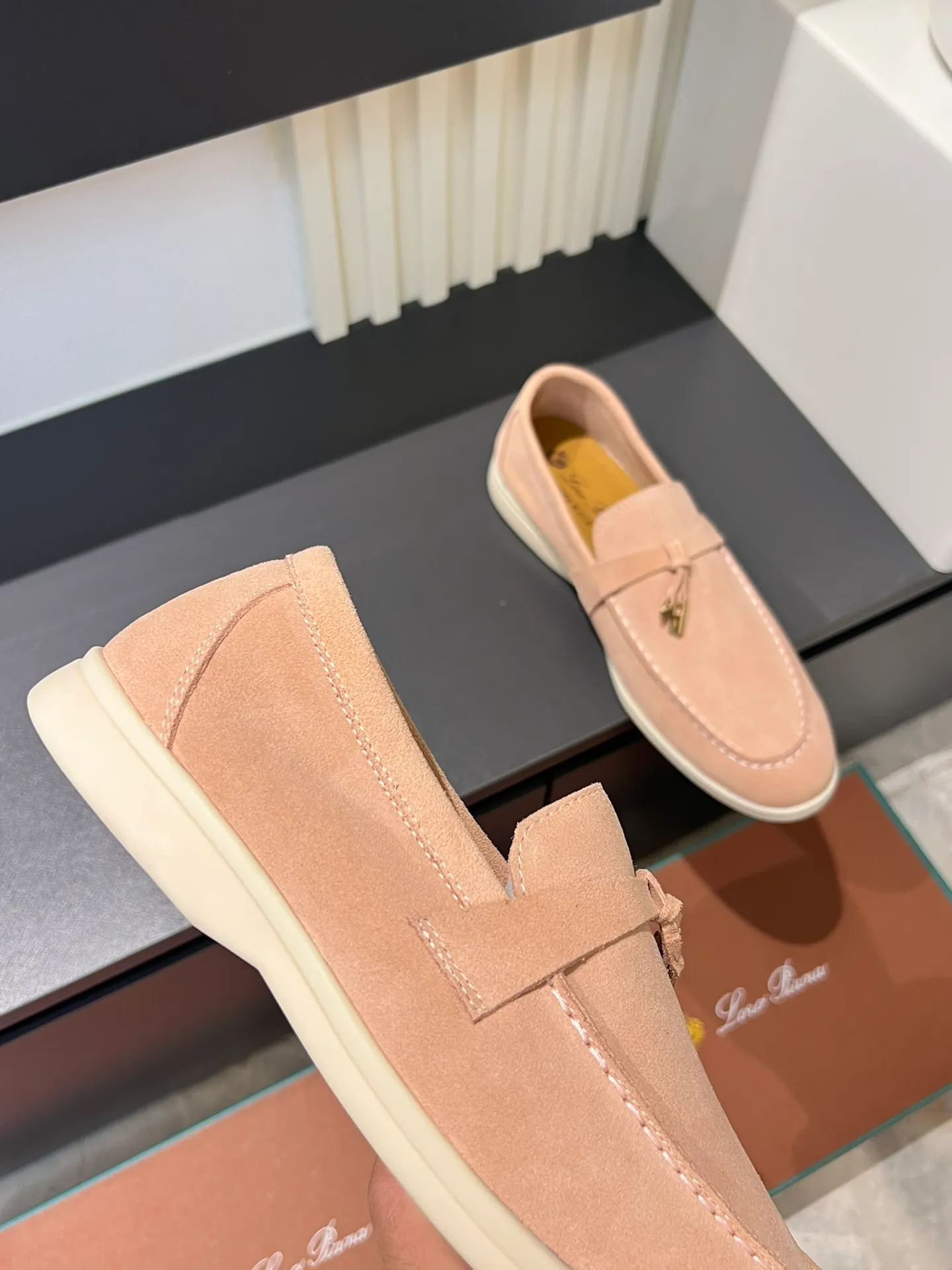 Men's shoes 💰p360 "Loro men's shoes 💰pian'*" Classic L men's shoes for couples 💰p Top version British flat loafers, a must-have item in old money style, the minimalist design is eye-catching and durable, a plus point for dressing The soft foot feel and texture are outstanding. They don’t scratch your feet and are very nice. They are matched with soft and waxy soles. They can be worn daily for a long time without getting tired. They are easy to wear, versatile and classic items, with perfect foot feel and texture! Imported cashmere fabric, the lining is made of imported A-grade water-dyed cow lining, the top version of the genuine leather midsole is sewn with pure handmade mark thread! Size: Female 35-40 (34. Customized) Male 38-44 (45.46. Customized)